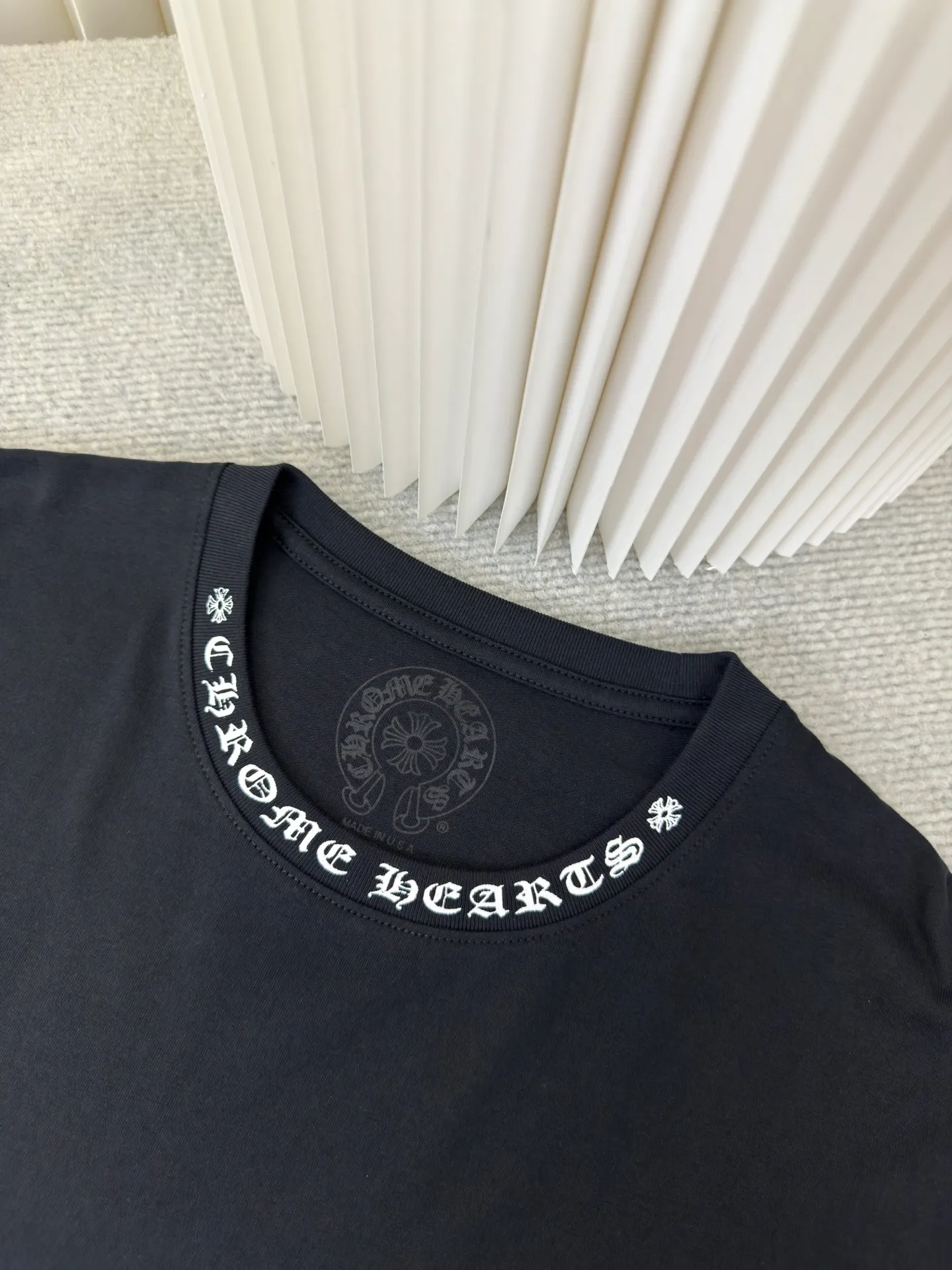 P290 Chrome Hear Sanskrit collar long sleeves. The fabric is made of 26 weave 200 grams cotton. The printing is ink printing. Customized accessories. Size S M L